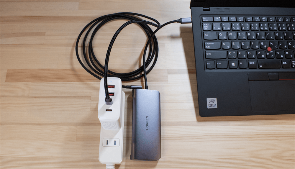 UGREEN USB-Cハブ 10in1とUSB充電器とPCを接続している様子
