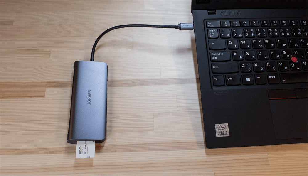 UGREEN USB-Cハブ 10in1にSDカードを挿入してPCに接続している様子